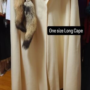 Chic Cream Cape with Faux Fur Trim